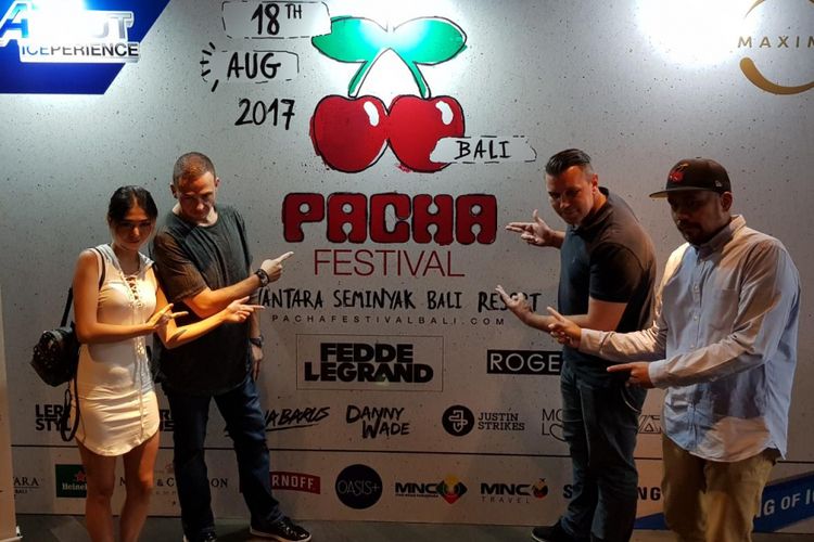 Dari kiri, DJ Moski Love, DJ Patrix Johson, perwakilan Pacha Festival Hans Smith dan General Manager Maxima Entertainment Chairri Ibrahim saat konferensi pers Pacha Festival Bali 2017 di Senayan, Jakarta Pusat, Kamis (20/7/2017).