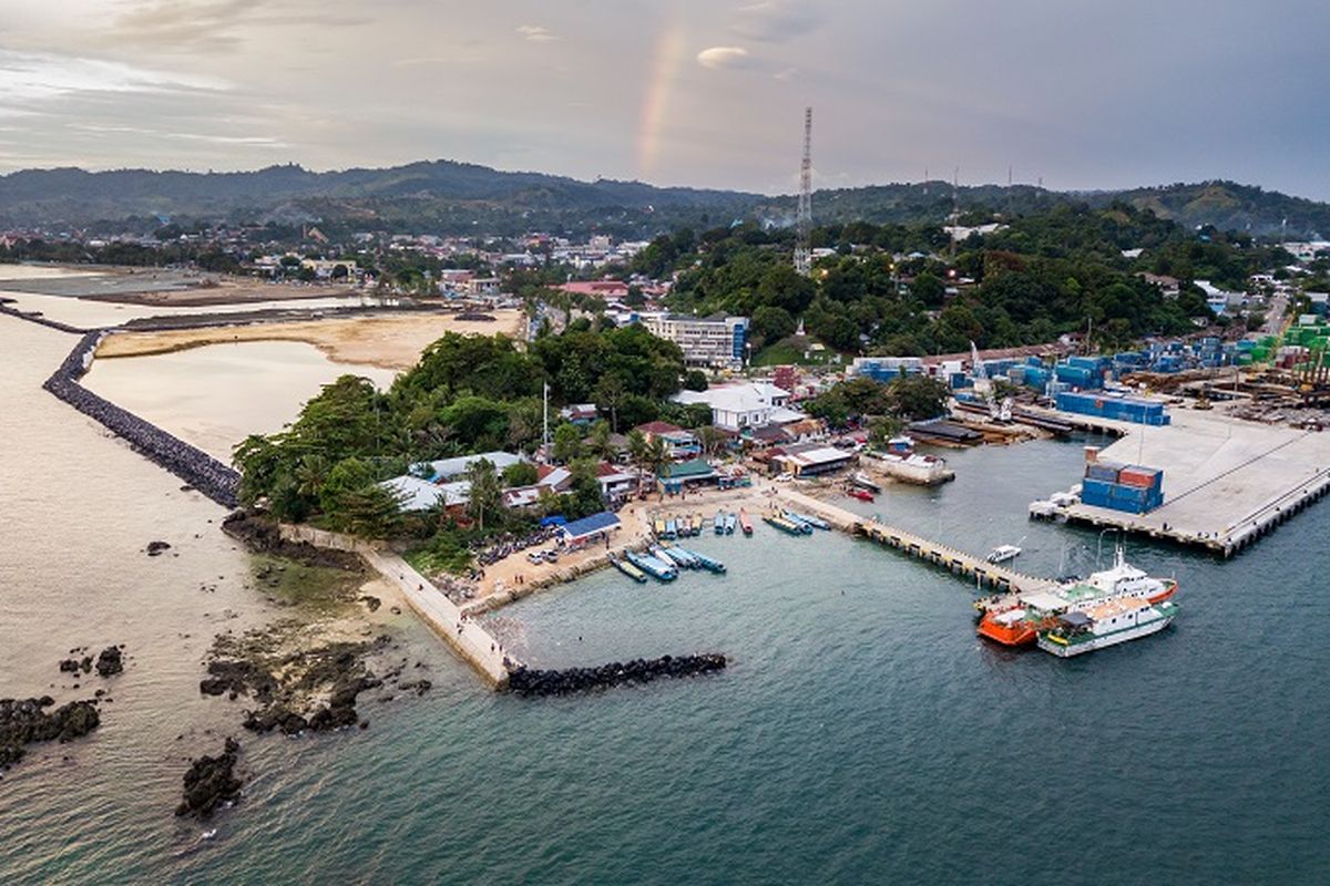 Pemandangan di Pelabuhan Sorong, Kota Sorong, Papua Barat.