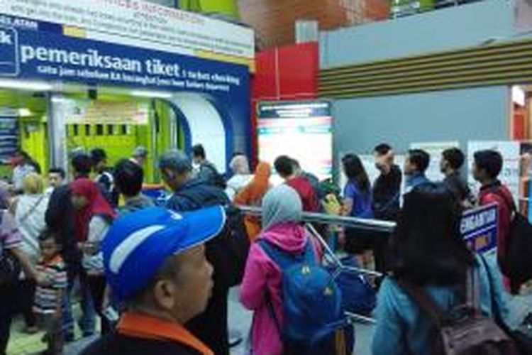 Sejumlah penumpang mengantre untuk menaiki KA Tegal Bahari dari Stasiun Gambir pada Jumat (10/7/2015) malam