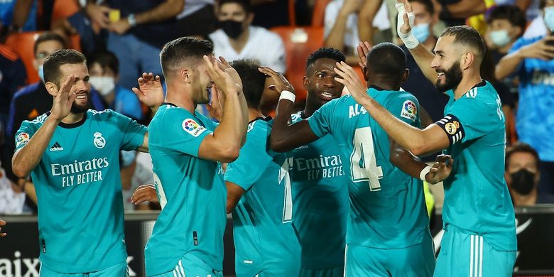 Para pemain Real Madrid merayakan gol kedua ke gawang Valencia yang dicetak oleh Karim Benzema (kanan) pada menit ke-88. Laga Valencia vs Real Madrid yang termasuk dalam rangkaian pekan kelima Liga Spanyol itu digelar di Stadion Mestalla pada Senin (20/9/2021) dini hari WIB.