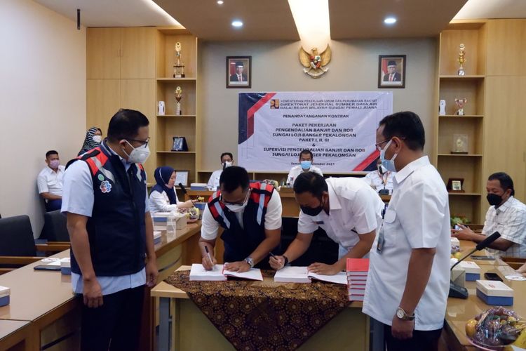 Perjanjian kontrak  Pengendalian Banjir dan Rob Sungai Loji-Banger Paket I di Pekalongan, Jawa Tengah ditandatangani oleh Senior Vice President Infrastructure I Division Waskita Karya I Nyoman Agus Pastima dan disaksikan oleh Director of Operation II Bambang Rianto.