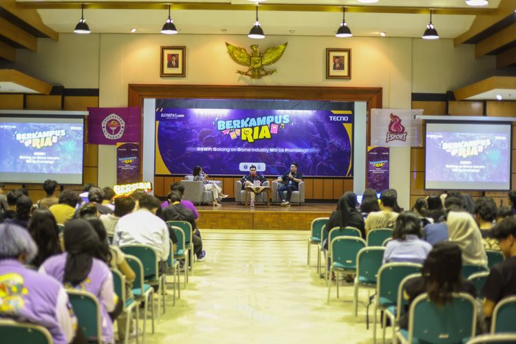 Head of Bigetron Esports, Alfandro Stefano Nathanael dalam acara bincang-bincang (talkshow) BerkampusRia Bersama Tecno Indonesia yang digelar  dan produsen ponsel Tecno di Kampus Gunadarma, Rabu (24/7/2024). 