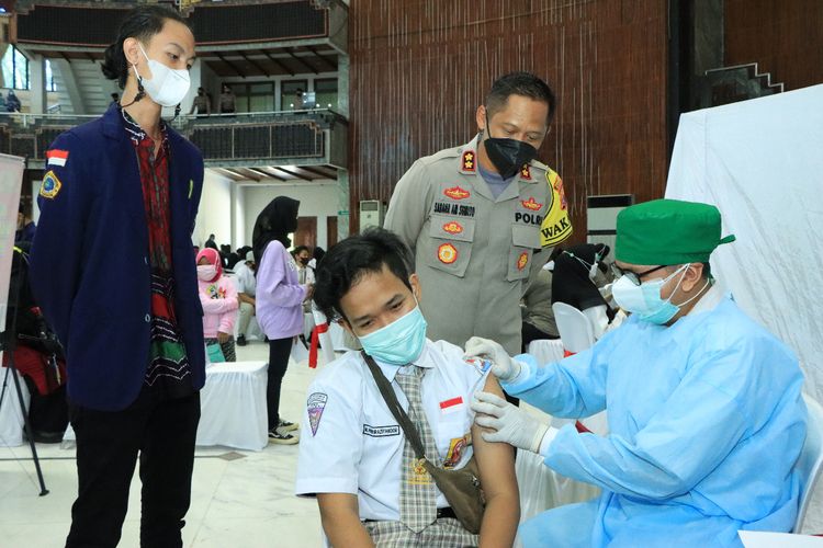 Wakapolresta Banjarmasin, AKBP Sabana Atmojo memantau pelaksanaan vaksinasi terhadap pelajar di Banjarmasin, Kamis (23/9/2021). 