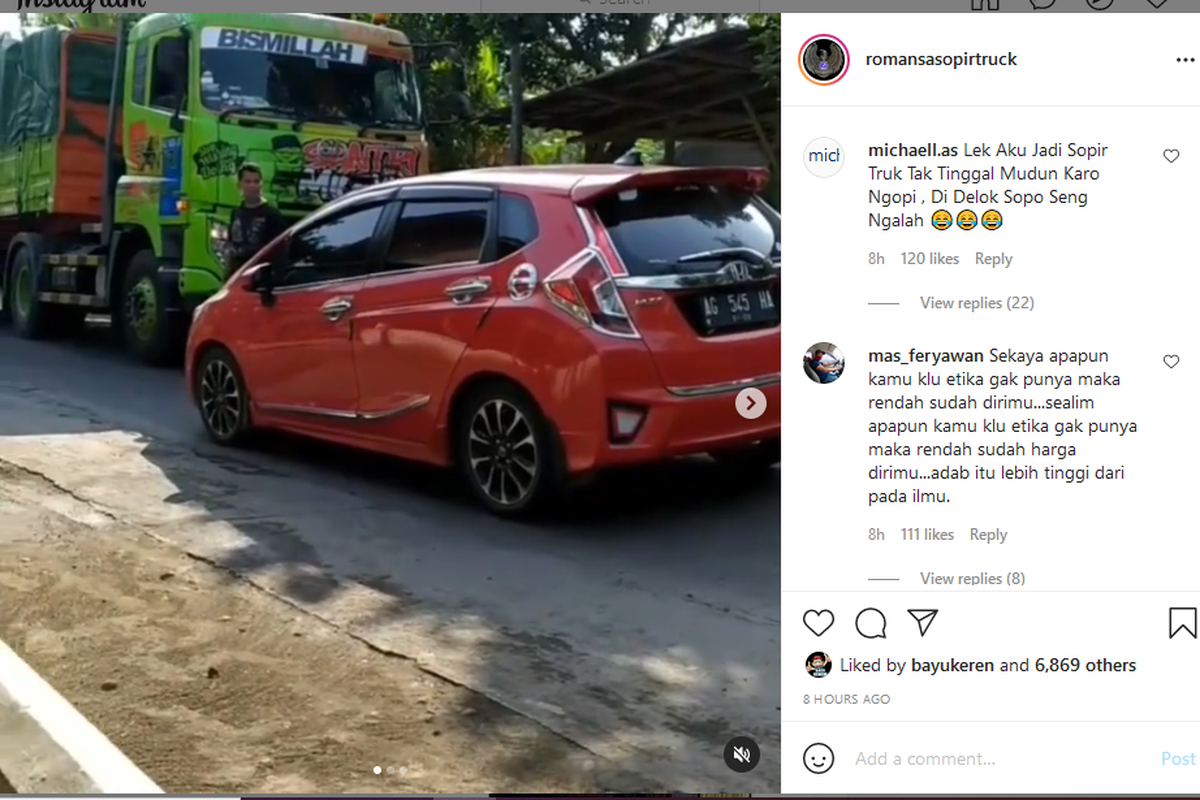 Sebuah truk terhalang mobil Honda Jazz