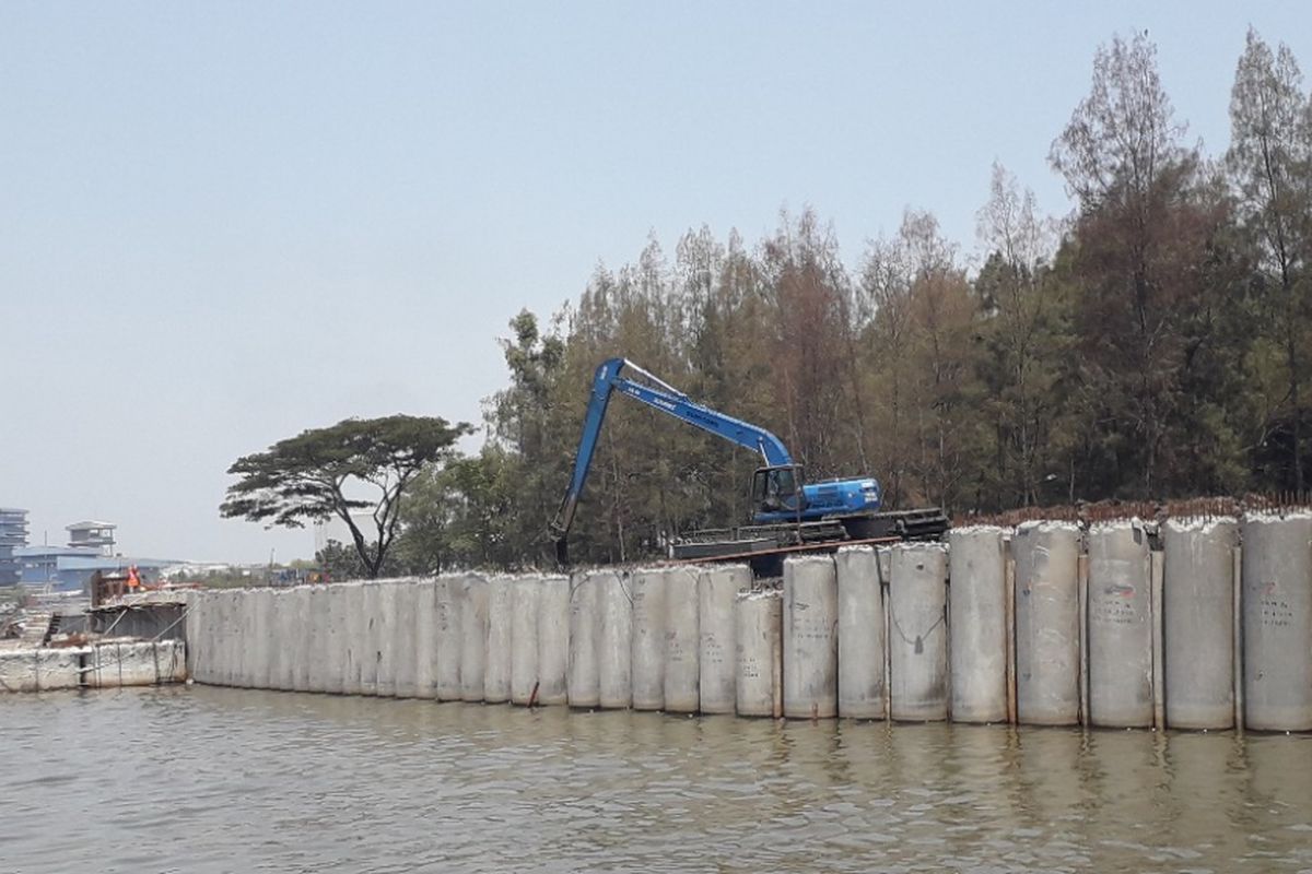 Suasama proyek pembangunan tanggul pantai NCICD di kawasan Marunda, Jumat (16/11/2018).