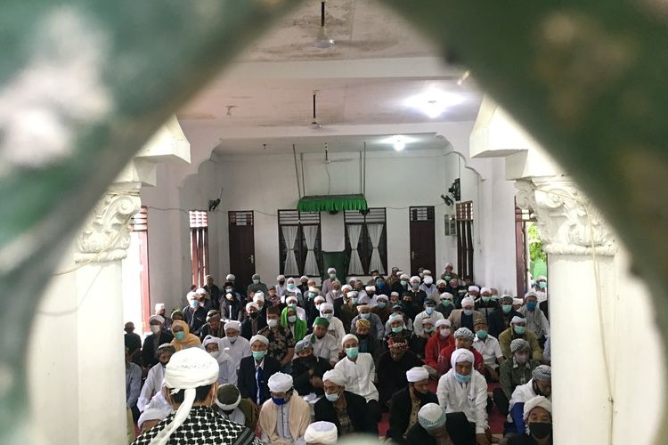 Jamaah Tarekat Naqsabandiyah melaksanakan shalat Idul Fitri di Medan, Rabu (12/5/2021). Naqsabandiyah adalah salah satu tarekat yang ada di Indonesia.