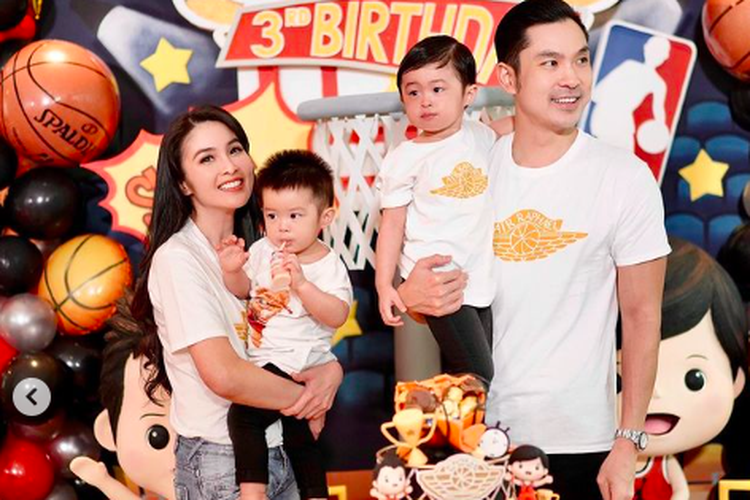 Sandra Dewi dan Harvey Moeis merayakan ulang tahun putra sulung mereka, Raphael Moeis