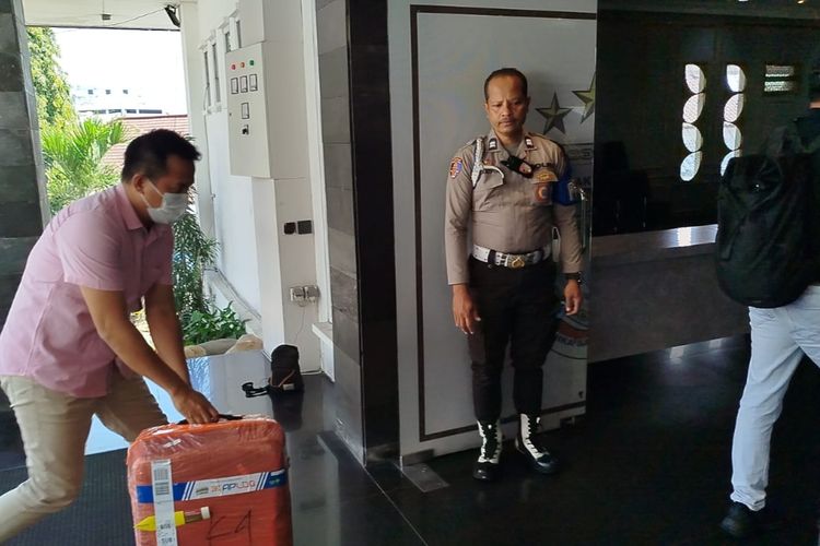 Salah satu penyidik KPK memasuki ruang Ballroom Sanikasatyawada, Mapolresta Malang Kota. 