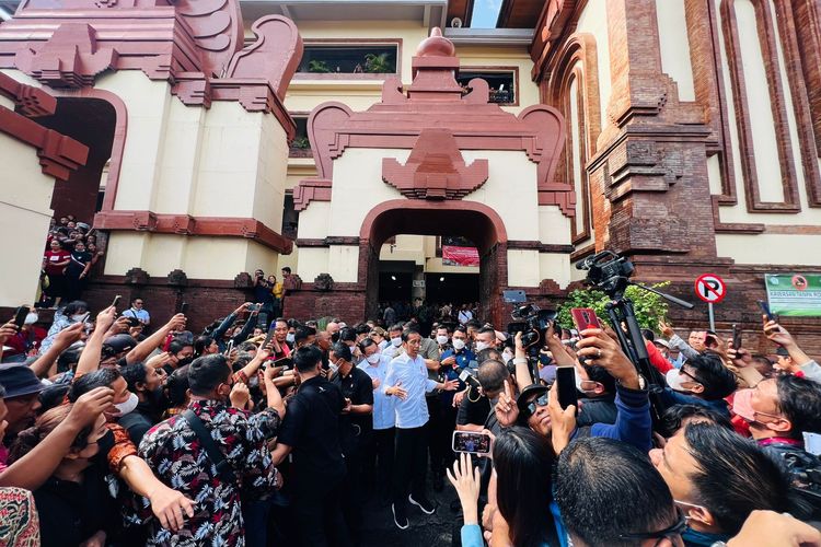 Presiden Joko Widodo melakukan blusukan atau mengunjungi Pasar Badung, Denpasar, Kamis (17/11/2022) pagi, satu hari setelah berakhirnya Konferensi Tingkat Tinggi (KTT) G20. 