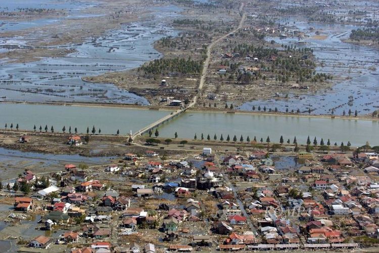 Meskipun akses beberapa ruas jalan protokol sudah dapat dipergunakan, sisa sampah akibat gelombang tsunami di Banda Aceh, pada Kamis (13/1/2005), masih terlihat menumpuk di reruntuhan gedung dan rumah penduduk. 