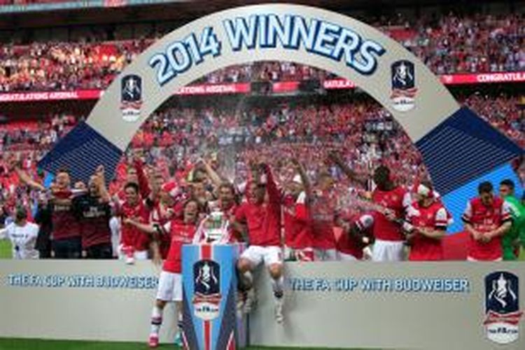 Para pemain Arsenal saat merayakan gelar juara Piala FA seusai menaklukkan Hull City 3-2 lewat perpanjangan waktu di Stadion Wembley, Sabtu (17/5/2014). 