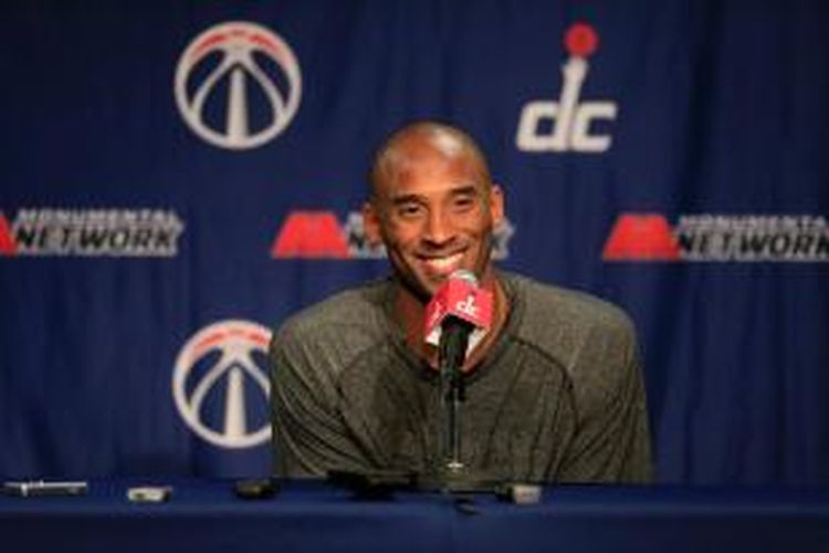 Pebasket Los Angeles Lakers, Kobe Bryant berbicara kepada media pada konferensi pers, saat timnya bertemu Washington Wizards pada lanjutan kompetisi NBA di Verizon Center, Selasa (26/11/2013).
