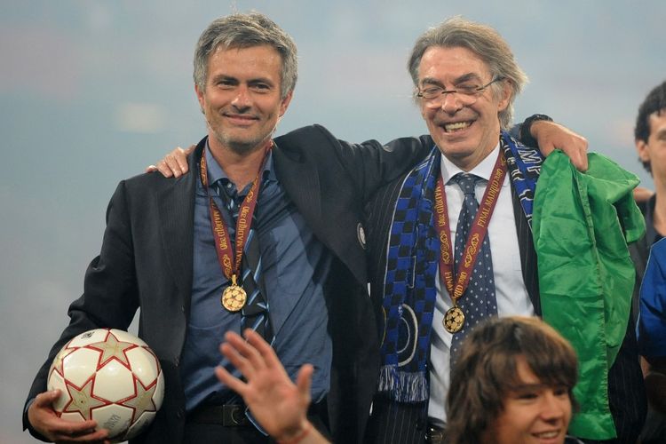 Jose Mourinho merangkul presiden Inter Milan Massimo Moratti setelah Inter menjuarai Liga Champions 2010 dengan kemenangan atas Bayern Muenchen di Santiago Bernabeu, Madrid, pada 22 Mei 2010.