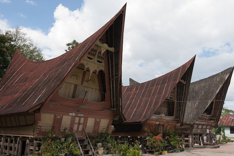 Rumah Bolon khas Batak Toba, Samosir, Sumatera Utara DOK. Shutterstock/Anges van der Logt