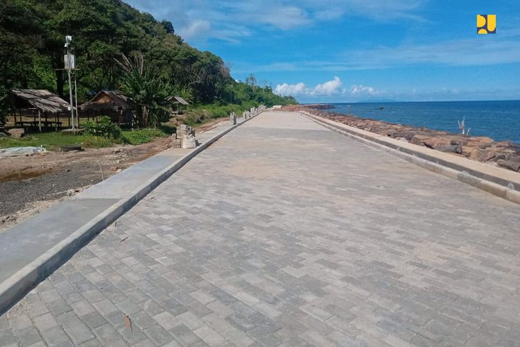 Pembangunan pengaman pantai KEK Tanjung Lesung dilengkapi jogging track.