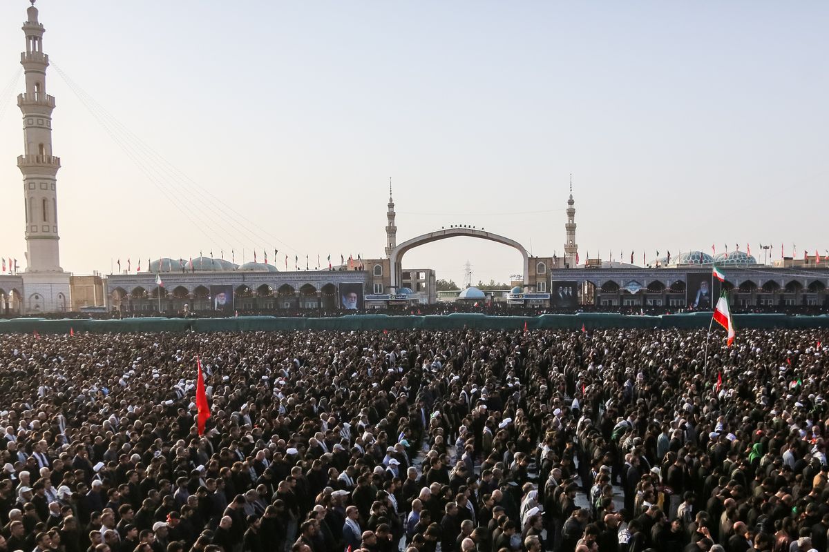 Warga menghadiri upacara pemakaman mendiang Pemimpin Agung Iran Ali Khamenei di Qom, Iran, 7 Juli 2026. 