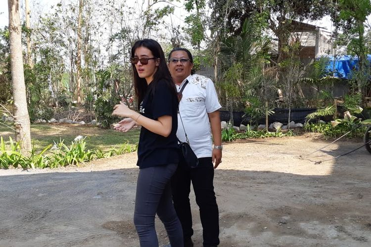 Artis peran Mawar Eva de Jongh menangis saat menatap rumah Annelies di Desa Gamplong, Yogyakarta, Selasa (13/8/2019). Acting coach Agus Kencrot terlihat memeluk dan menenangkan Mawar.