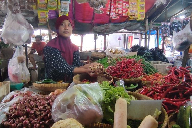Leni, salah satu pedagang cabai, sayuran, dan bumbu dapur di Pasar Sumber, Kecamatan Sumber, Kabupaten Cirebon, Jawa Barat, Kamis (9/6/2022).