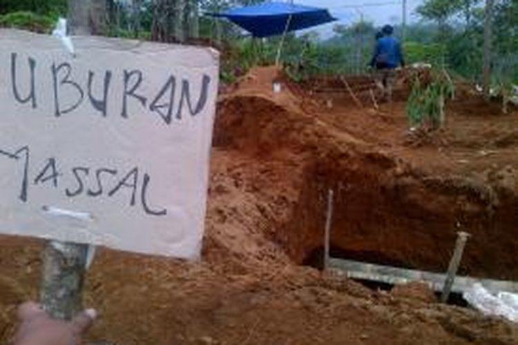 Pemakaman massal untuk korban bencana longsor di Banjarnegara telah disiapkan secara khusus. Pemakaman umum di desa Ambar, desa yang bersebelahan dengan Sampang, dipilih sebagai tempat pekuburan massal.