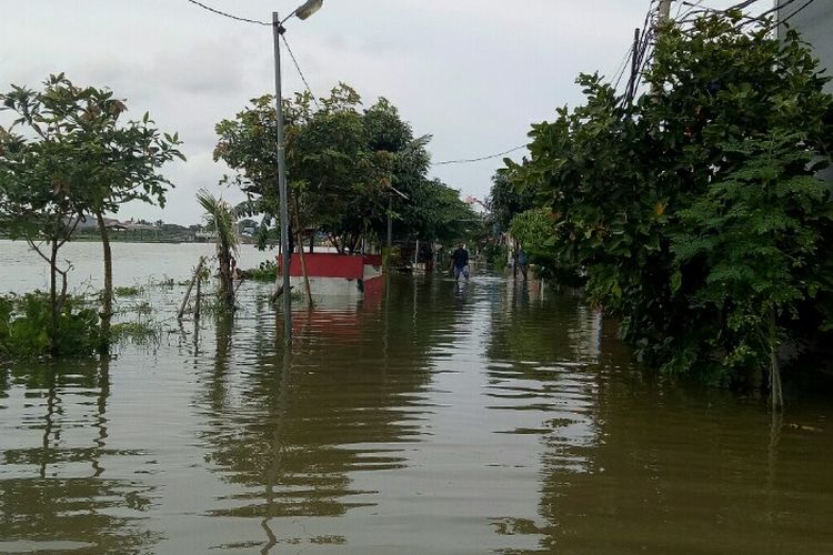 Hujan yang mengguyur wilayah Jabodetabek membuat kawasan Perumahan Garden City Blok I,  Gebang Raya, Periuk, Kota Tangerang, Sabtu (1/2/2020) pagi terendam banjir.