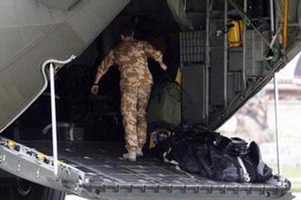 Pesawat Herculis militer Inggris di Bandar Udara Internasional Malta, 26 Februari. Pesawat inilah yang digunakan masuk wilayah Libya untuk mengevakuasi 150 warga Inggris. 