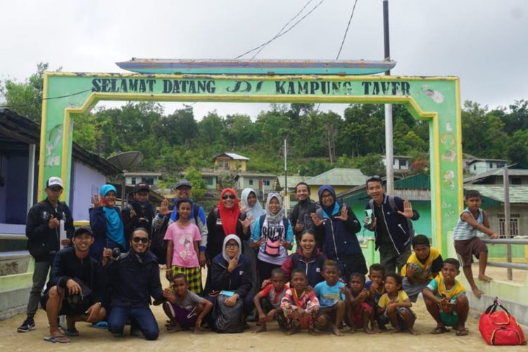 Tim Gramedia dan Kompas.com berfoto bersama di perbatasan kampung Arguni dan Taver yang berada di Pulau Arguni Fakfak Papua Barat.