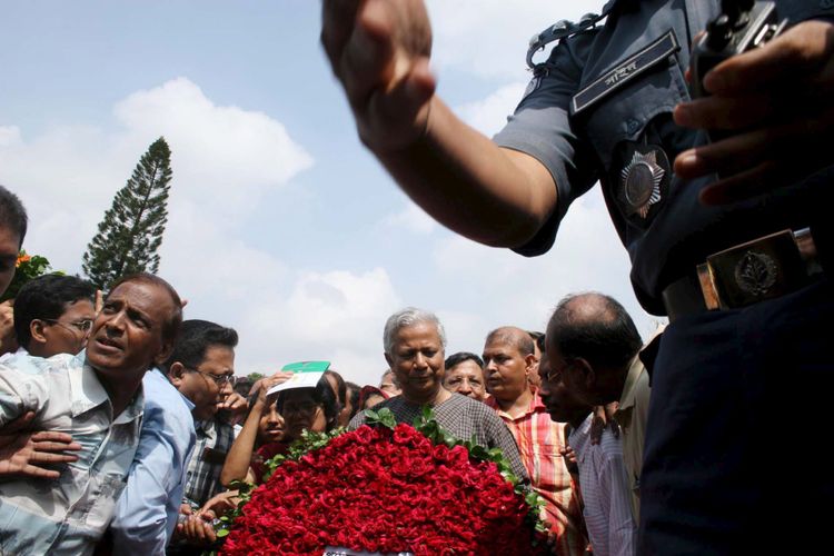 Pendiri Grameen Bank Muhammad Yunus. Ia menerima Nobel Perdamaian 2006 di bidang ekonomi atas inisiatifnya mendirikan lembaga keuangan yang melayani kredit mikro.