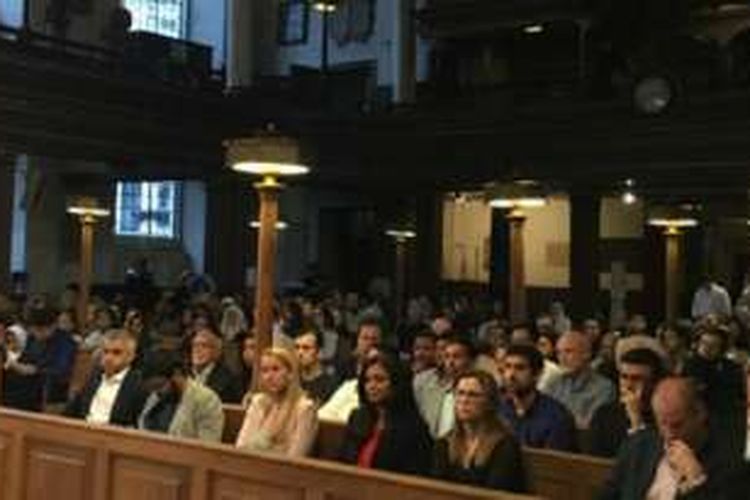 Wali kota London, Sadiq Khan, buka puasa di sebuah gereja tua di kota itu, Minggu (19/6/2016).