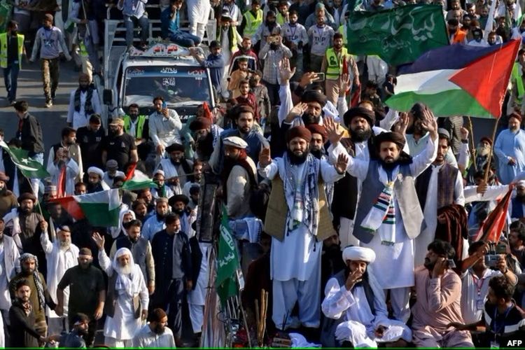 Pendukung partai Tehreek-e-Labbaik Pakistan (TLP) membawa bendera Palestina dalam unjuk rasa di Islamabad Minggu 5 November 2023. 