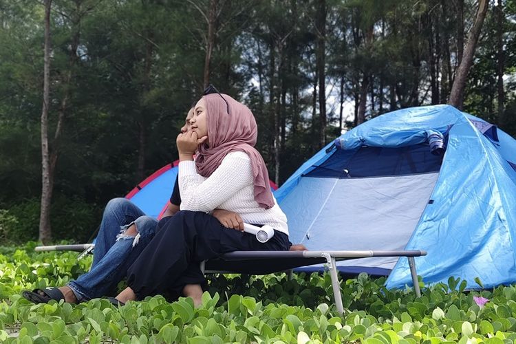 Wisatawan menikmati Pantai Cemoro Sewo di Kabupaten Seluma, Bengkulu