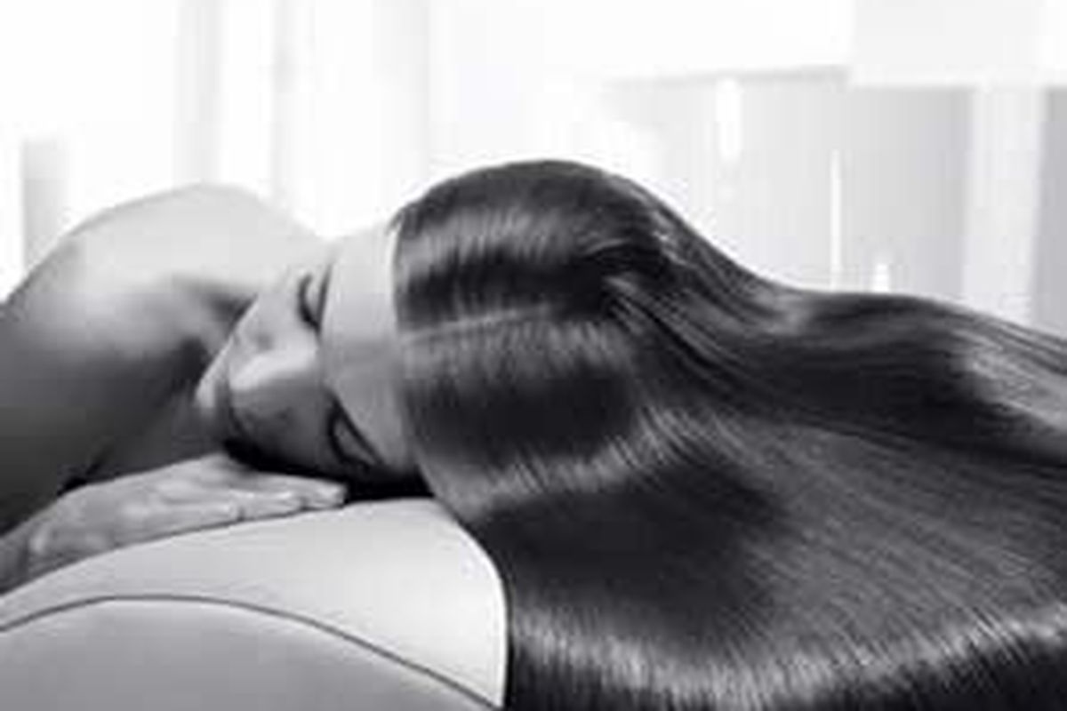 Rambut sehat mengkilap tapi bukan karena berminyak.