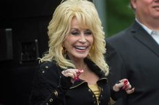 Dolly Parton Investasikan Royalti Lagu Whitney Houston untuk Komunitas Kulit Hitam