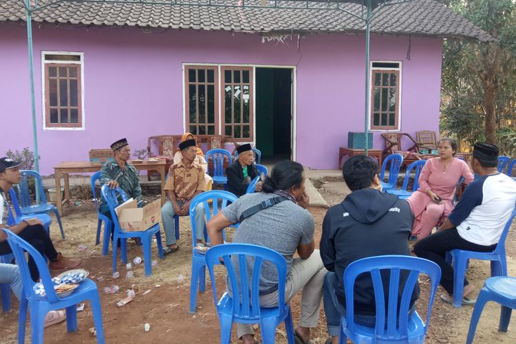 Suasana rumah duka balita FSS yang tewas dengan luka di tubuh.