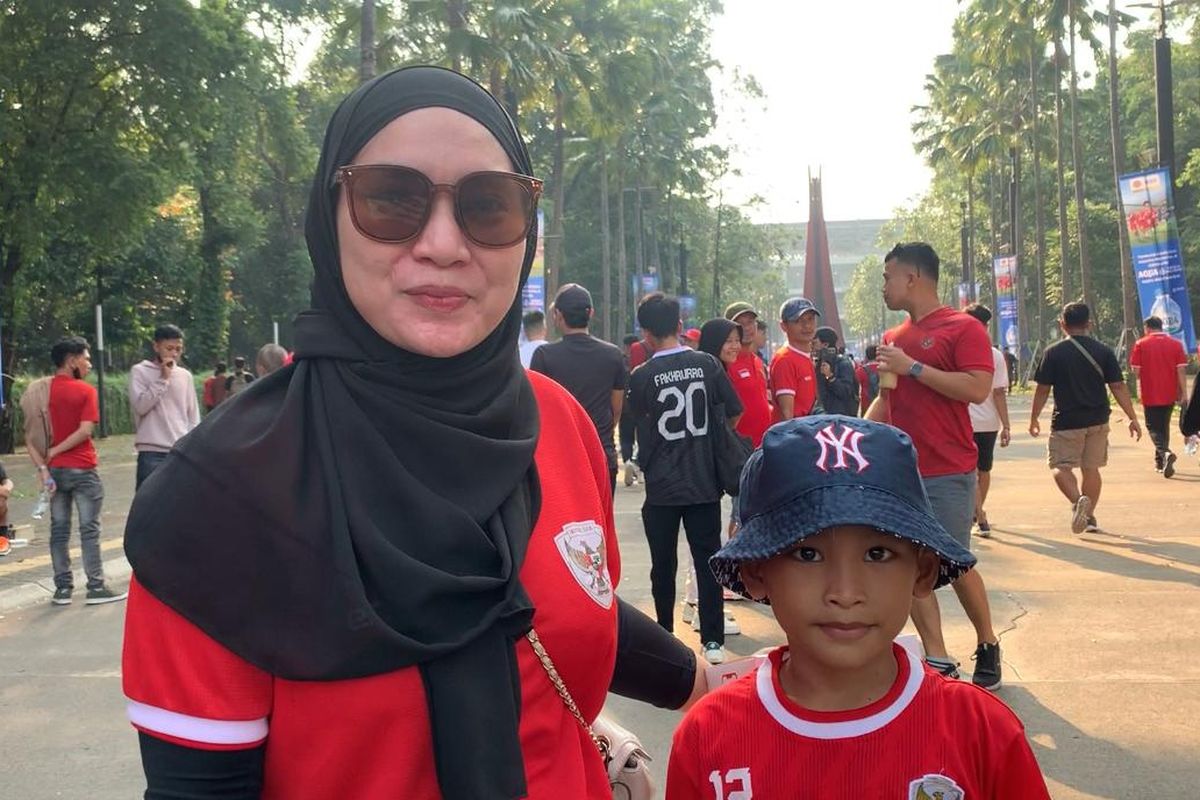 Siti (34) dan Azka (6) saat akan menonton Indonesia vs Irak di Stadion Utama GBK, Jakarta Pusat, Kamis (6/6/2024)