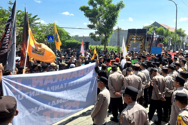 Dualisme PSHT Memanas, Ratusan Pesilat Geruduk DPRD Blitar