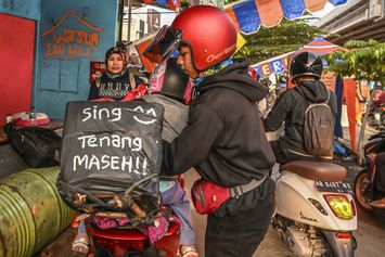 Pemudik Sepeda Motor di Kalimalang pada H-4 Lebaran