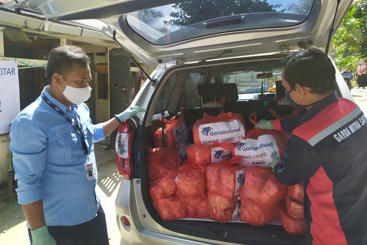 Bantuan Garudafood kali ini difokuskan bagi mereka yang terdampak langsung baik secara ekonomi maupun sosial seperti para pengemudi ojek daring, supir taksi, panti sosial, komunitas pemulung, serta masyarakat sekitar kantor pusat dan unit bisnis Garudafood. 

