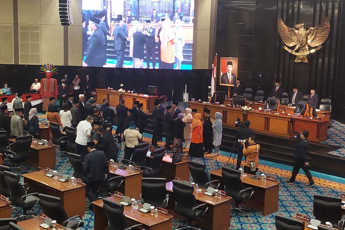 Penjabat (Pj) Gubernur DKI Jakarta Heru Budi Hartono saat mengikuti rapat paripurna legislatif Jakarta untuk pertama kalinya di Gedung DPRD DKI Jakarta, Senin (17/10/2022).