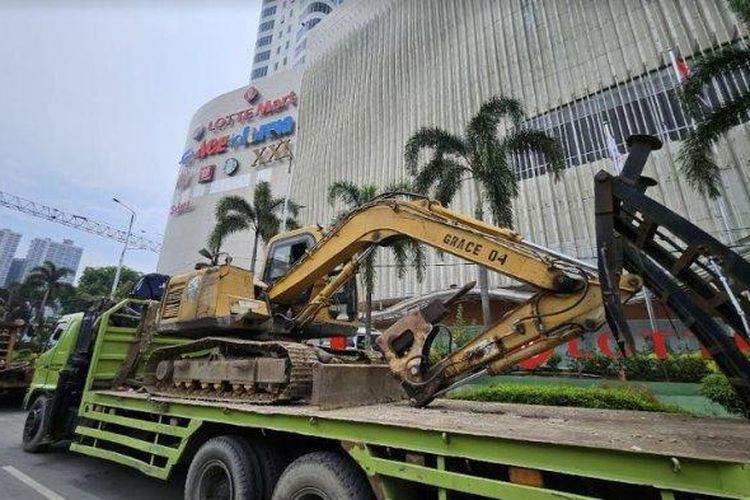 Sejumlah alat berat yang bertuliskan Dinas SDABMBK diparkirkan di depan Mal Centre Point, Medan, Rabu (29/5/2024). Mal akan dibongkar jika tak bayar tunggakan pajak sebesar Rp 250 miliar