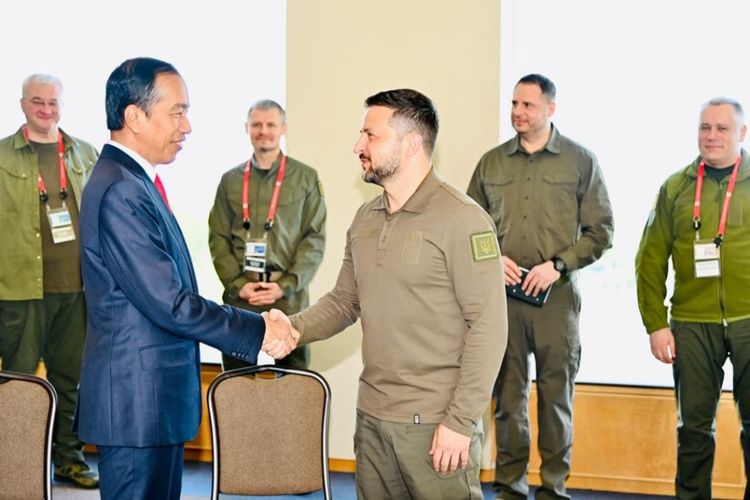 Presiden Joko Widodo dan Presiden Ukraina Volodymyr Zelensky saat bertemu di sela-sela rangkaian kegiatan Konferensi Tingkat Tinggi (KTT) G7 di Hiroshima, Jepang, pada Minggu (21/5/2023).