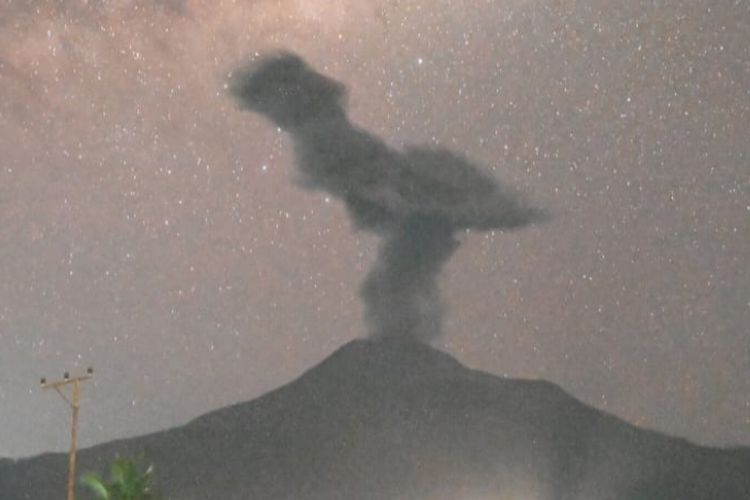 Gunung Lewotobi Meletus Lagi Malam Ini, Sejumlah Desa Dilanda Hujan Abu