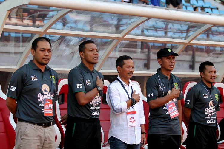 Pelatih Persebaya Surabaya, Djajang Nurdjaman (Putih).