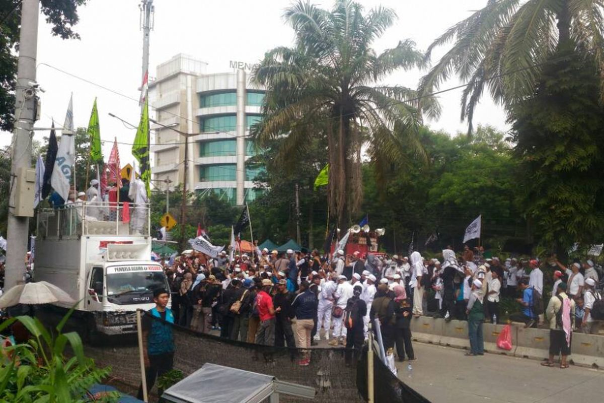 Suasana demo sidang Ahok saat mantan ketua umum PAN, Amien Rais berorasi di Jalan RM Harsono, Jakarta Selatan, Kamis (20/4/2017).