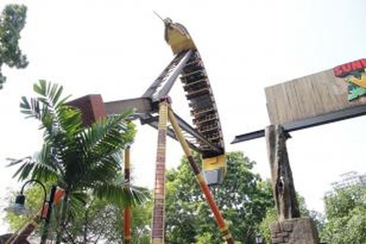 Para wisatawan menikmati salah satu wahana ekstrim di Sunway Lagoon, Selangor, Malaysia, Jumat (14/8/2015).