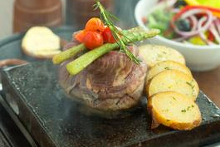 Beef Steak Hot Stone di Nirwana Sky Lounge, Bekasi