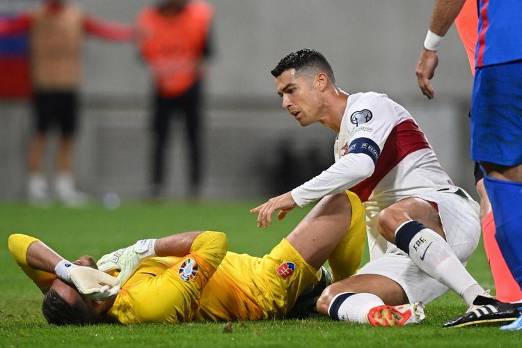 Cristiano Ronaldo usai melakukan pelanggaran kepada Martin Dubravka dalam laga Kualifikasi Euro 2024 antara Slovakia vs Portugal di Stadion Tehelna Pole, Bratislava, 8 September 2023. (Photo by VLADIMIR SIMICEK / AFP) / ALTERNATE CROP