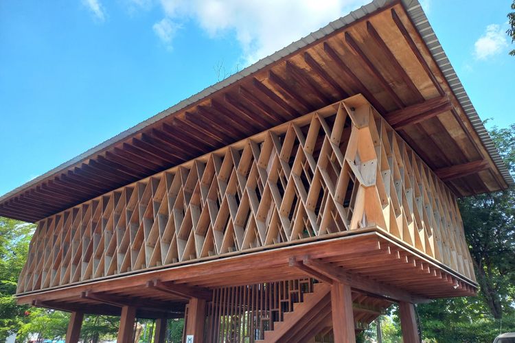 Bangunan Microlibrary Warak Kayu tampak luar, mempunyai dinding-dinding dari kayu yang menyerupai sisik Warak Ngendog.