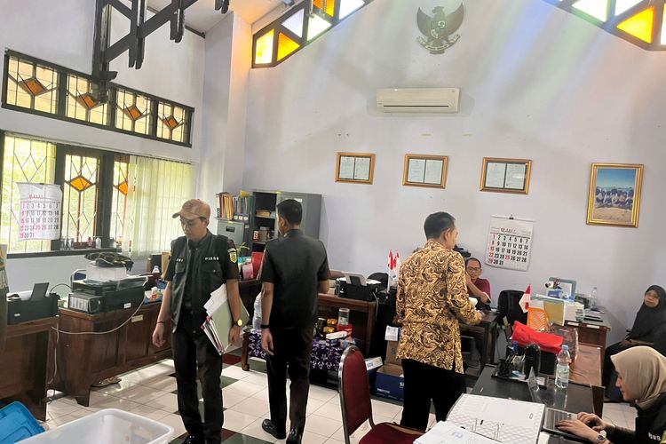 Suasana penggeledahan tim kejaksaan di Kantor Dinas Pertanian Kabupaten Probolinggo. 