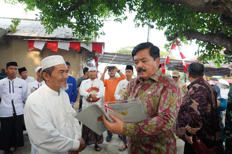 Menteri ATR/Kepala BPN, Hadi Tjahjanto menyerahkan sertifikat wakaf kepada Yayasan Makam Habib Zhein di Pulau Panggang, Kepulauan Seribu, DKI Jakarta pada Jumat (11/8/2023).