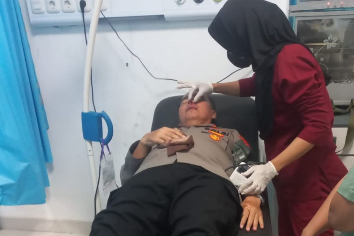 Suasana Kepala Polsek Belawan AKP Ponijo sedang dirawat petugas medis di rumah sakit di Kecamatan Belawan, Kota Medan pada Selasa (6/5/2025). 
